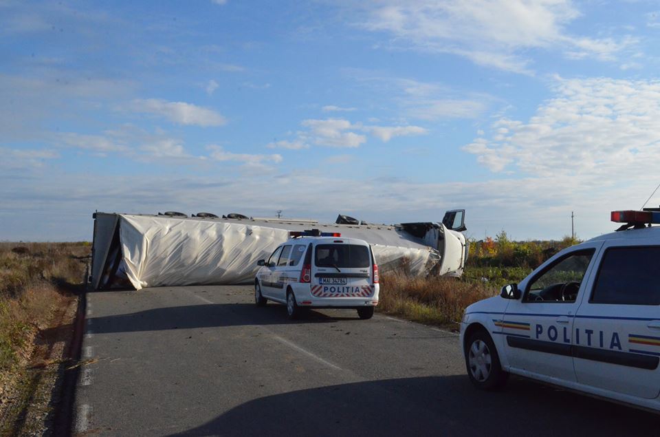 Accident în municipiul Satu Mare. TIR răsturnat, trafic blocat (FOTOGALERIE)