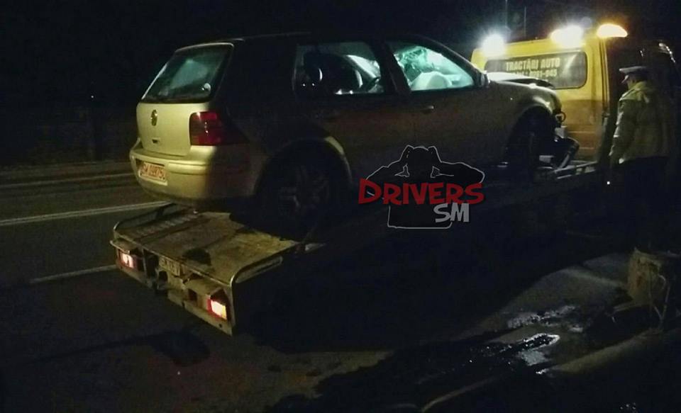 Accident în municipiul Satu Mare. Un șofer a intrat cu mașina în STÂLP și a PLECAT! (FOTO)