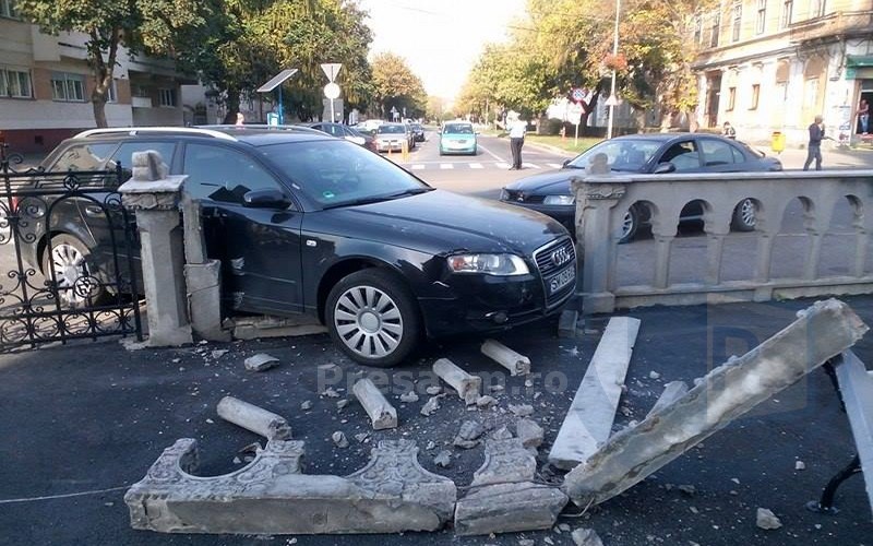 O FEMEIE a intrat cu mașina în gardul BISERICII în municipiul Satu Mare (FOTO&VIDEO)