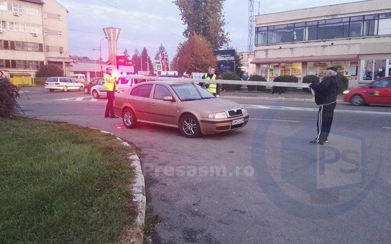 Accident cu un RĂNIT în municipiul Satu Mare. Un bătrân a intrat cu mașina în plin într-un alt autoturism (FOTO&VIDEO)