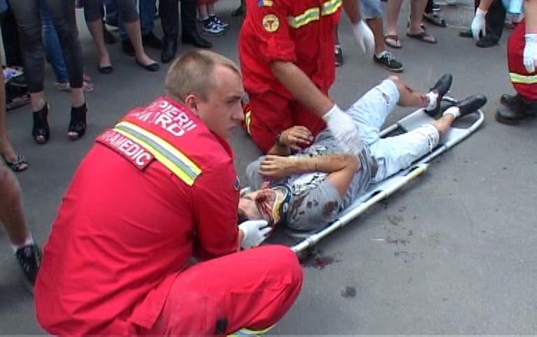 Accident teribil în municipiul Satu Mare. Un șofer a dat cu mașina peste DOI tineri