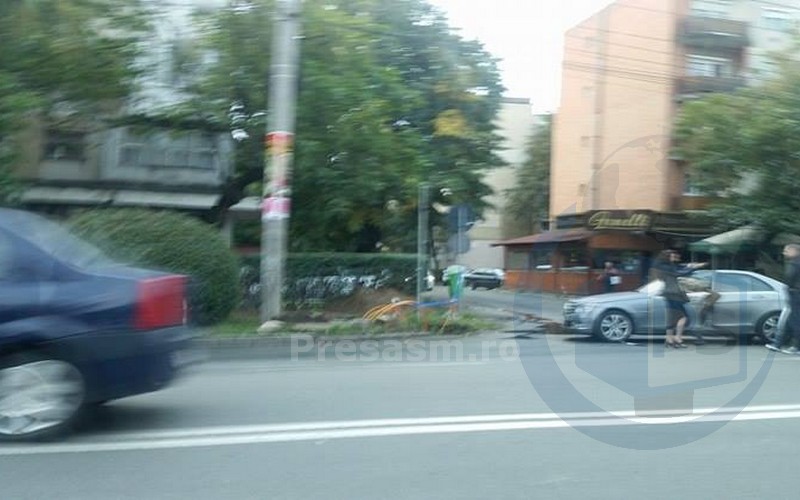 Accident pe Drumul Careiului. O DUBĂ a acroșat un autoturism Mercedes