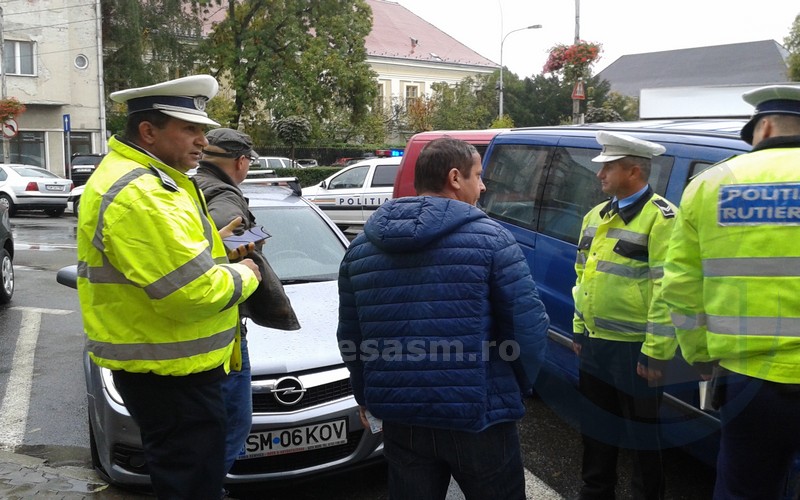 Accident rutier în LANȚ în CENTRUL Sătmarului! TREI mașini AVARIATE (FOTOGALERIE)