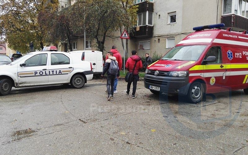 Intervenție în forță a pompierilor într-un bloc din Cartierul Micro 16