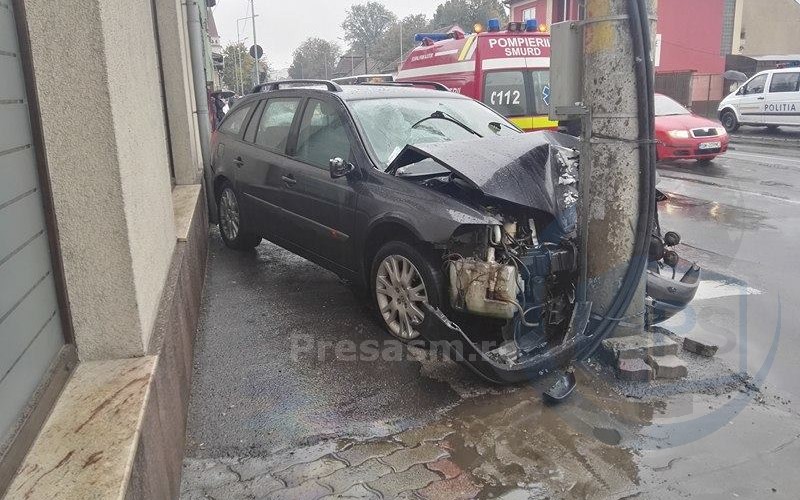 Sătmăreanul BEAT PULBERE, care a intrat cu mașina în STÂLP, cercetat pentru DOUĂ infracțiuni! A mai lovit o MAȘINĂ