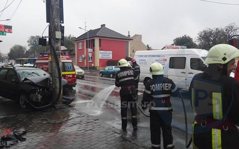 Accident rutier GRAV cu DOUĂ victime în Satu Mare! Un șofer a PLONJAT cu mașina într-un STÂLP la Burdea (FOTO&VIDEO)