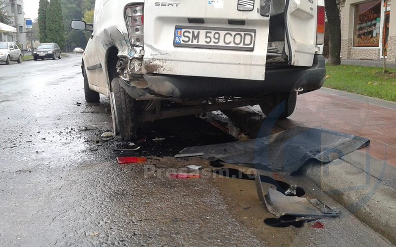 Accident rutier în centrul Careiului! Șoferul VINOVAT a FUGIT de la fața locului (FOTOGALERIE)