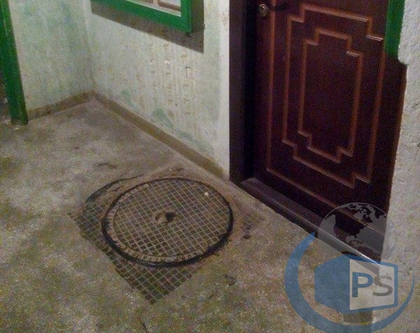 Sătmarul MINUNILOR! Gură de CANAL într-o scară de bloc. Exact în fața unui APARTAMENT (FOTOGALERIE)