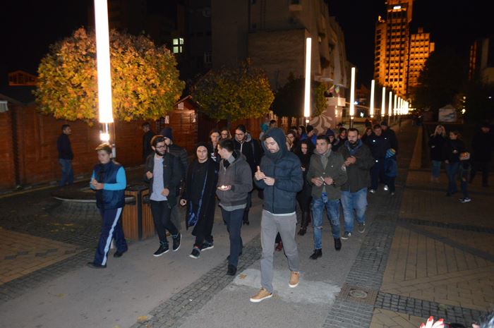 ZECI de tineri au ieșit în stradă în municipiul Satu Mare. Protest împotriva corupției care UCIDE (FOTO)