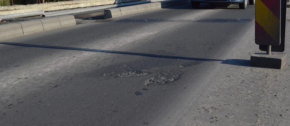 Ce spune CONSTRUCTORUL despre GROAPA apărută în Podul Decebal. Primăria trece la PENALIZĂRI