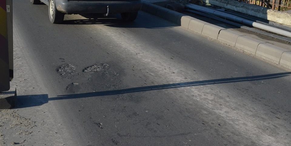 Lucrările nu s-au FINALIZAT, dar a apărut PRIMA groapă în asfalt pe Podul Decebal (FOTO)