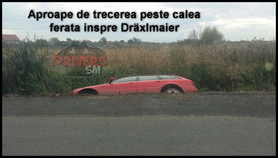 Accident rutier în Satu Mare. Un șofer a ajuns cu mașina în ȘANȚ și a ABANDONAT-O (FOTOGALERIE)