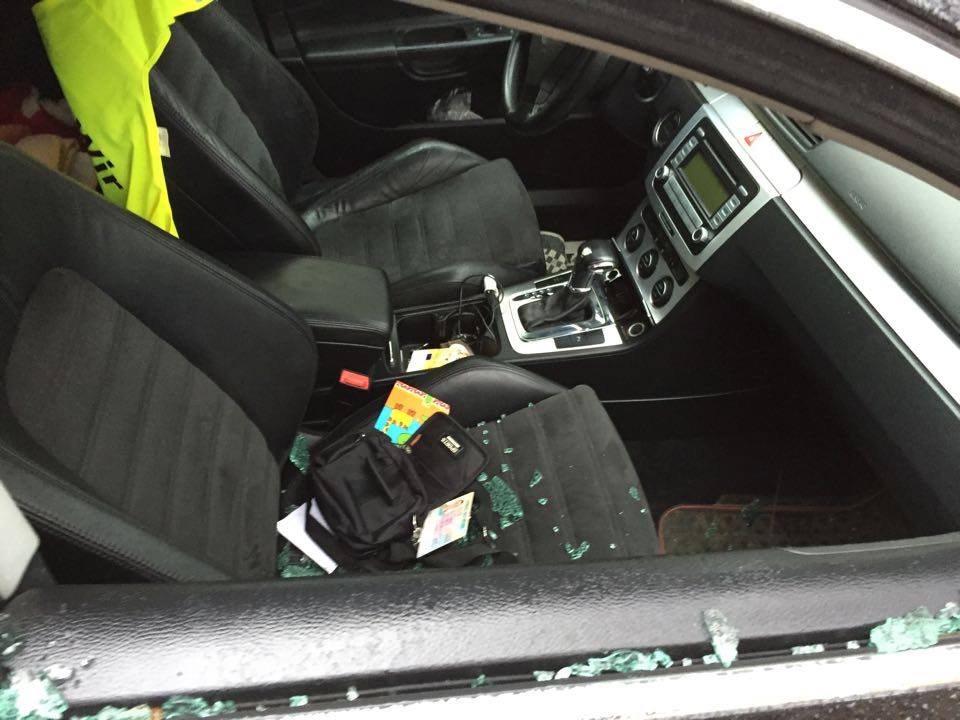 Răzbunarea iubitului! I-a distrus mașina fostei prietene. Poliția a salvat-o