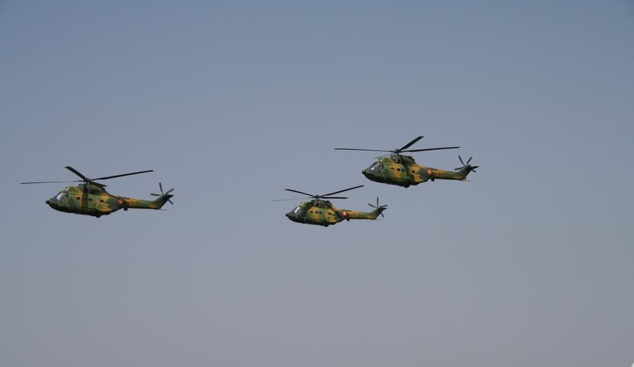 Șase elicoptere MILITARE au survolat municipiul Satu Mare (FOTOGALERIE)