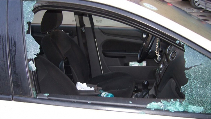 Furt dintr-o mașină, în Satu Mare. O urmă găsită de criminaliști a dus direct la suspect