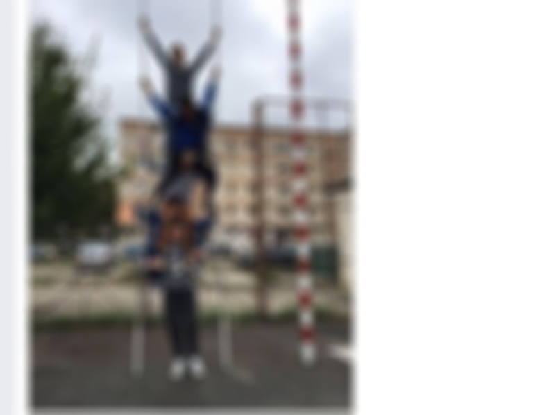 ”Sport” EXTREM în curtea unei școli din Satu Mare. La un PAS de o ACCIDENTARE gravă (FOTO)