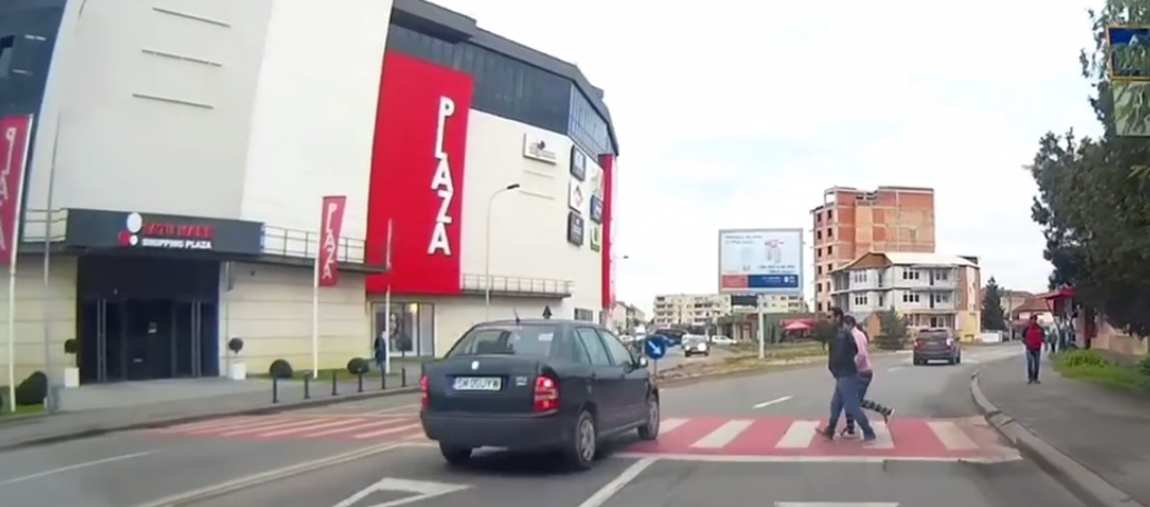 DOI tineri, la un pas de a fi OMORÂȚI pe trecere de pietoni în municipiul Satu Mare (VIDEO)