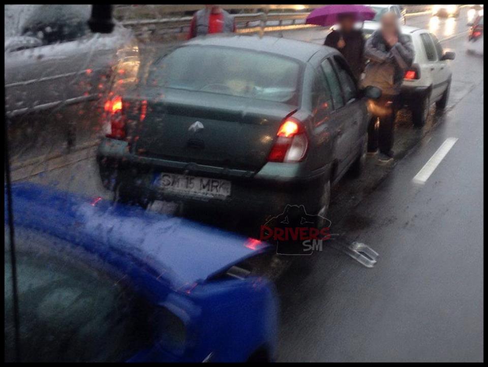 Tamponare în LANȚ pe Podul Golescu! TREI mașini implicate (FOTO)