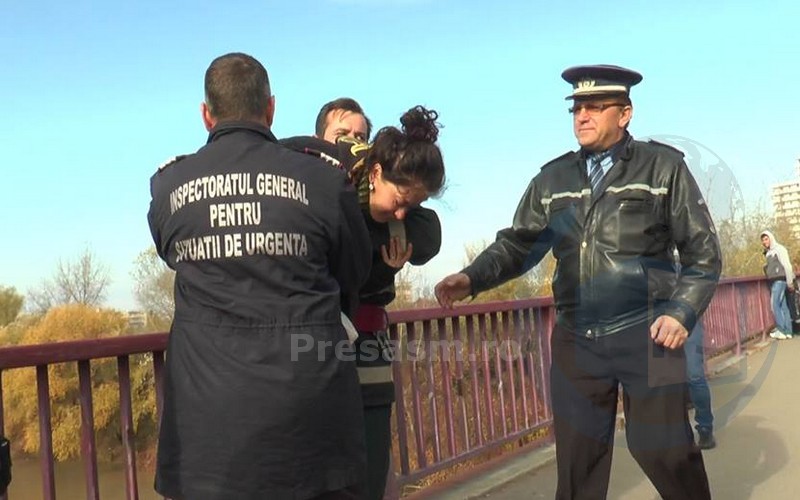 A înnebunit lumea! Încă DOI sătmăreni au AMENINȚAT că se ARUNCĂ de pe Podul Golescu (FOTO&VIDEO)