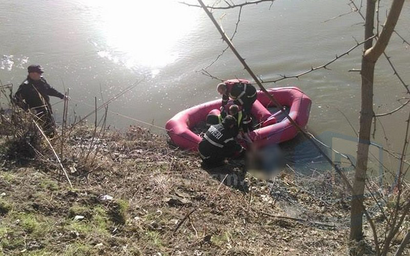 ATENȚIE, imagini șocante. Cadavru scos din apele Someșului în municipiul Satu Mare (FOTO&VIDEO)