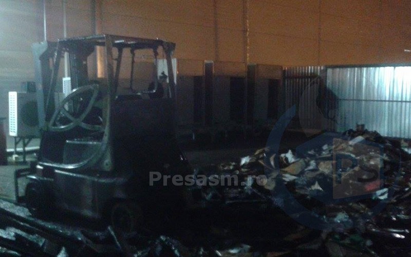 PIROMAN în municipiul Satu Mare! A dat FOC la o mașină și la magazinul PROFI (FOTO&VIDEO)