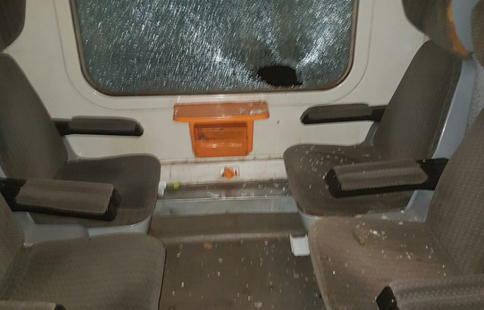 Sătmăreni atacați cu pietre în trenul personal Halmeu - Oradea (FOTOGALERIE)
