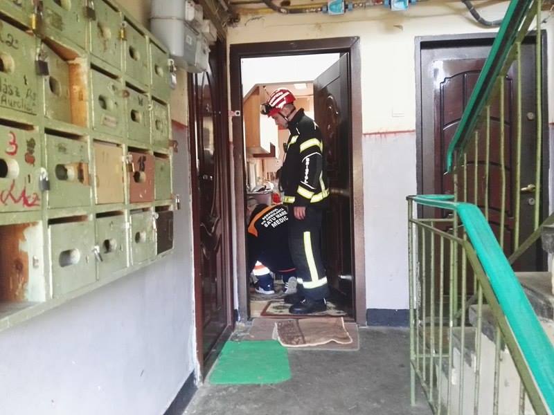 Femeie salvată de pompierii de la SMURD! Era pe moarte în propriul apartament