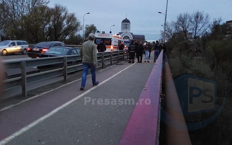Un bărbat a încercat să SARĂ de pe Podul Golescu. Jandarmii l-au SALVAT (FOTO&VIDEO)