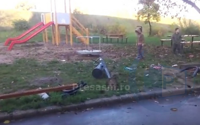Un HOȚ de mașini a DISTRUS un teren de joacă și două mașini în municipiul Satu Mare (FOTO&VIDEO)