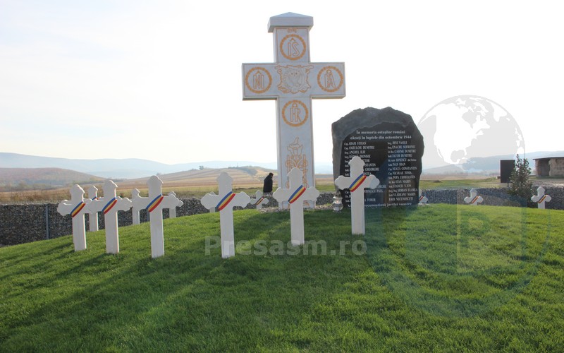 Când autoritățile DORM, sătmărenii își cinstesc EROII. Monument închinat MARTIRILOR la Socond (FOTO)