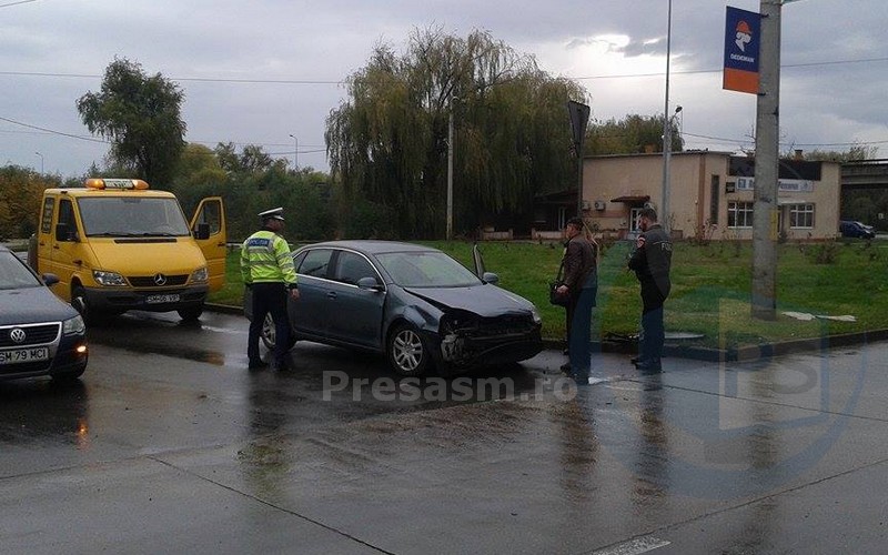 ACCIDENT în municipiul Satu Mare. Mașină LOVITĂ în plin de o șoferiță (FOTO&VIDEO)