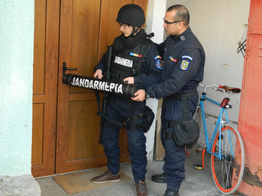 Ce SURPRIZĂ uriașă le-au făcut JANDARMII unor tineri din Satu Mare (FOTOGALERIE)