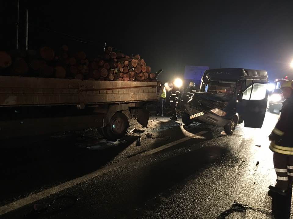 Accident rutier extrem de GRAV. Impact CRUNT între un MICROBUZ și un CAMION (FOTO&VIDEO)
