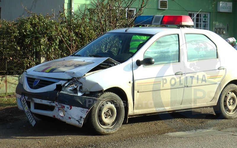 Autospecială a Poliției Satu Mare, implicată într-un accident. Polițistul a fost amendat, după ce a intrat pe contrasens