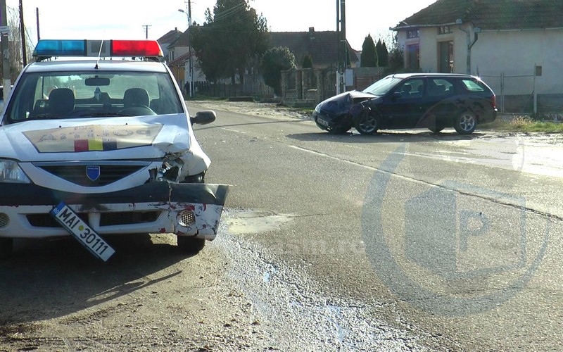 Accident rutier. Impact FRONTAL între mașina Poliției și un Citroen (FOTO&VIDEO)
