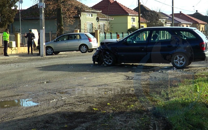 Accident produs de o femeie. A intrat cu mașina FRONTAL într-un alt autoturism