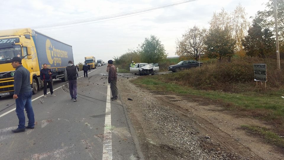 Coliziune FRONTALĂ între două mașini. O femeie a fost RĂNITĂ