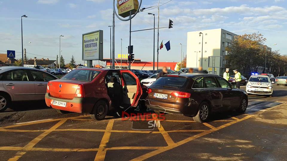 Accident în LANȚ în municipiul Satu Mare, lângă Billa. O femeie a fost rănită (FOTOGALERIE)