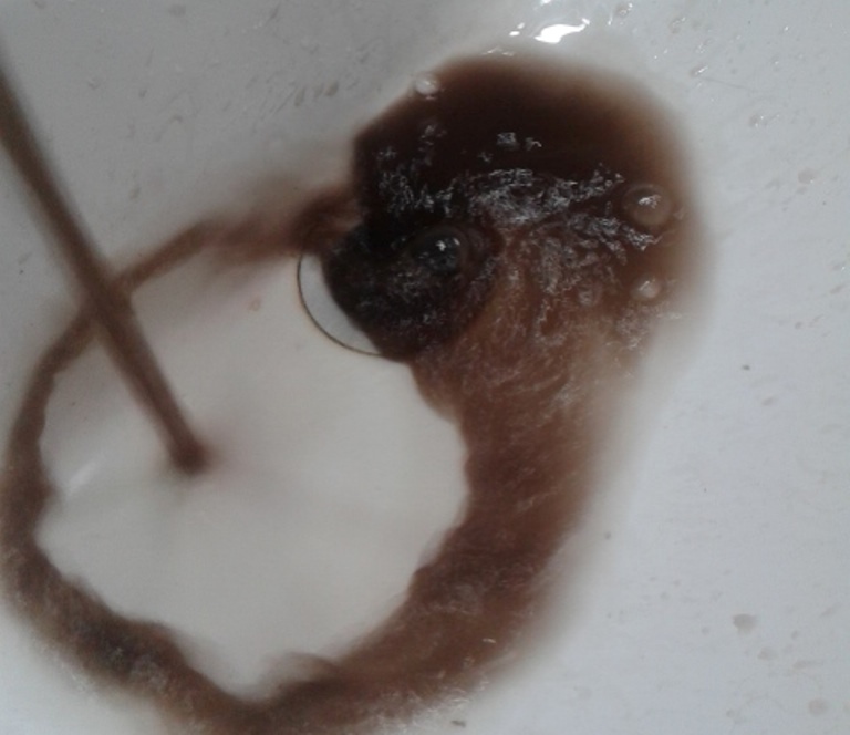 REVOLTĂTOR! Apă NEAGRĂ la robinete în municipiul Satu Mare (FOTO&VIDEO)