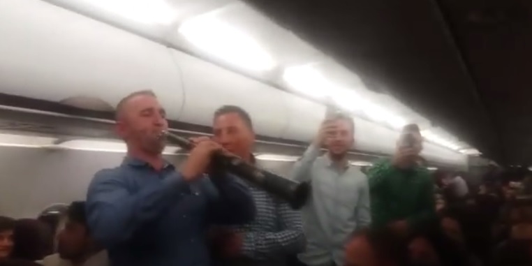 EMOȚIONANT până la lacrimi! Sătmărenii au COLINDAT în cursa WIZZAIR Londra - Satu Mare (VIDEO)