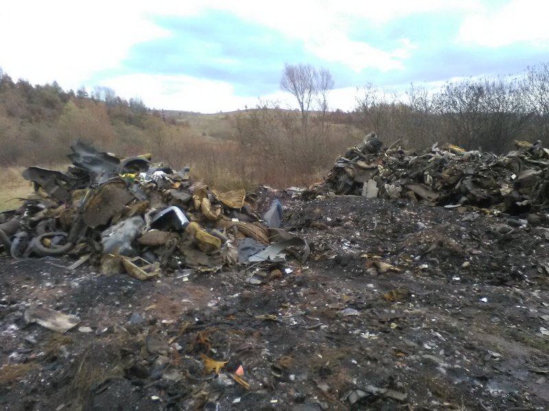 Bucăți din mașini INCENDIATE la Stâna. Zona din județ controlată de șmecheri (FOTO)