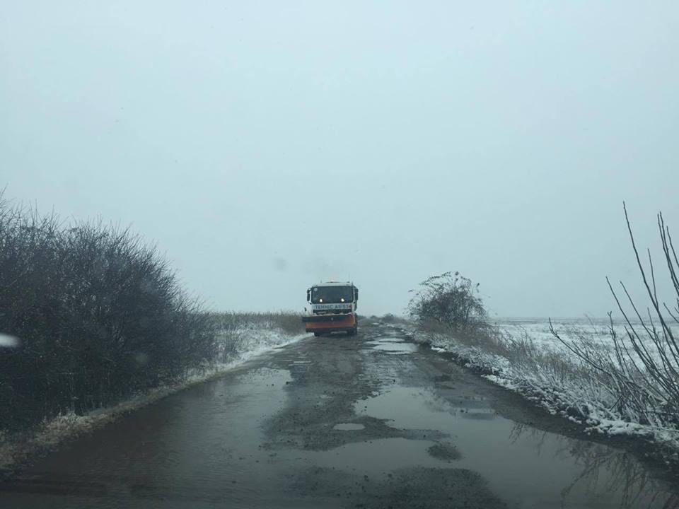 IREAL! Satu Mare, județul în care se deszăpezesc gropile (FOTOGALERIE)