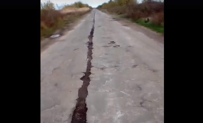 HORROR! Cel mai CATASTROFAL drum din județ s-a RUPT în DOUĂ! (VIDEO)