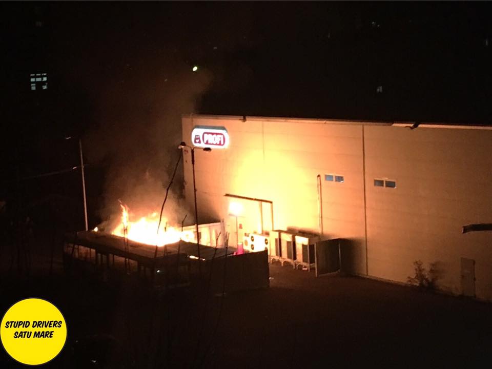 Incendiu puternic la fosta Piață REX. Panică în Cartierul Micro 17 (FOTO)