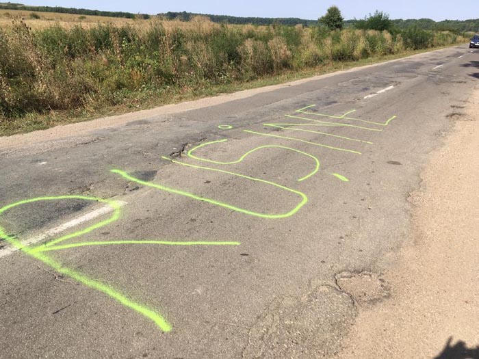 CALVARUL continuă. O firmă BLOCHEAZĂ lucrările la drumul către Homoroade