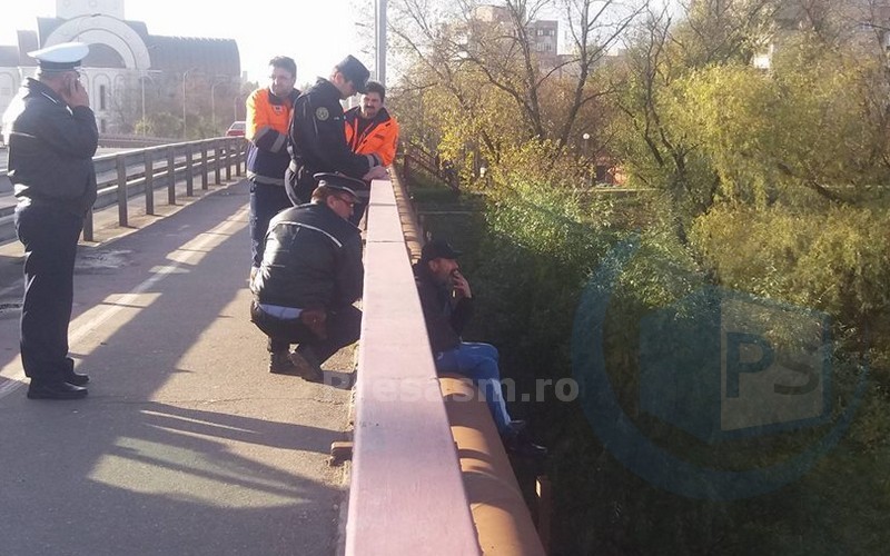 ”Sinucigașul” Sătmarului lovește din nou pe Podul Golescu. Zeci de ”tentative”