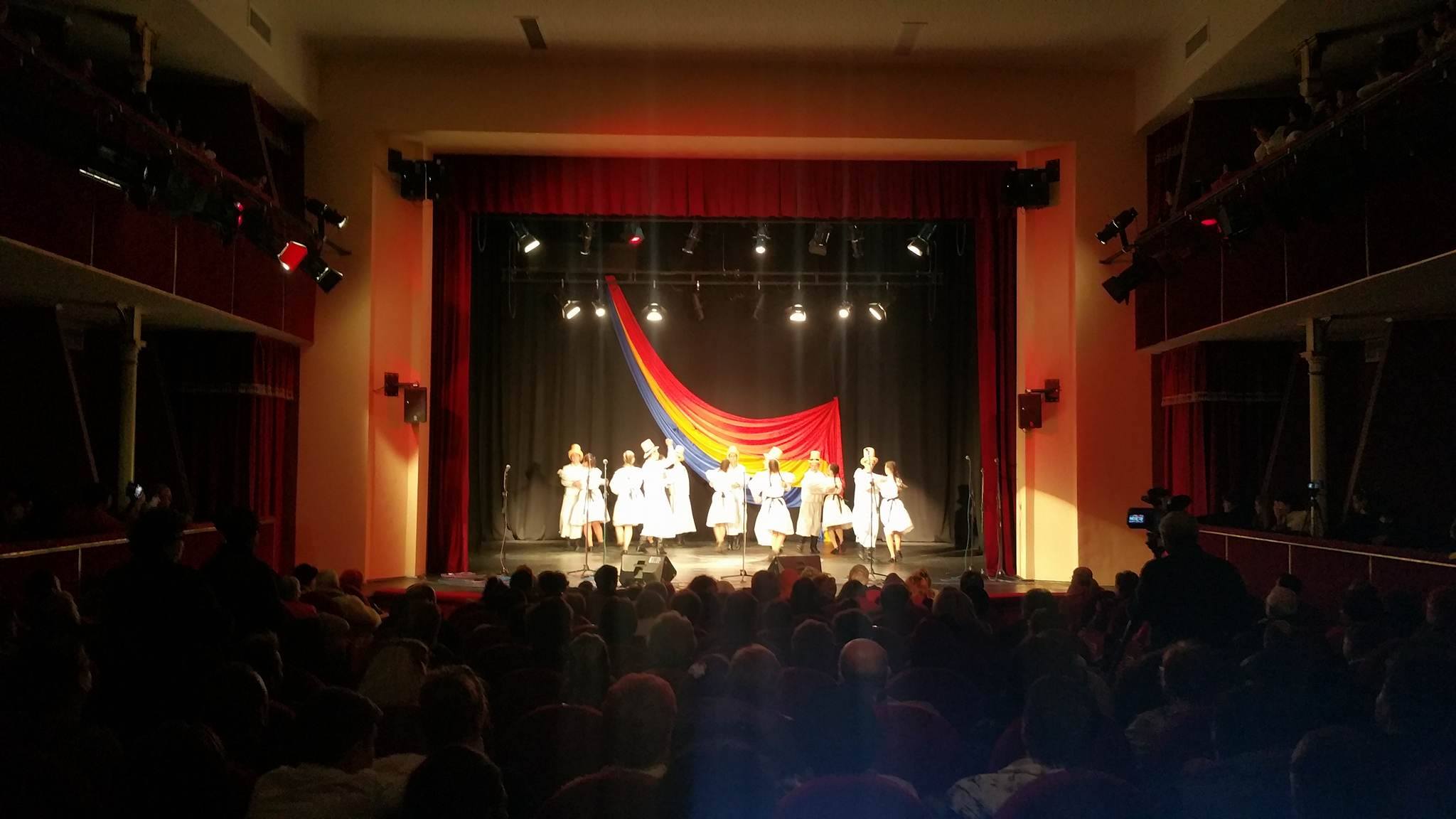 Spectacol folcloric dedicat Zilei Naționale a României la Carei