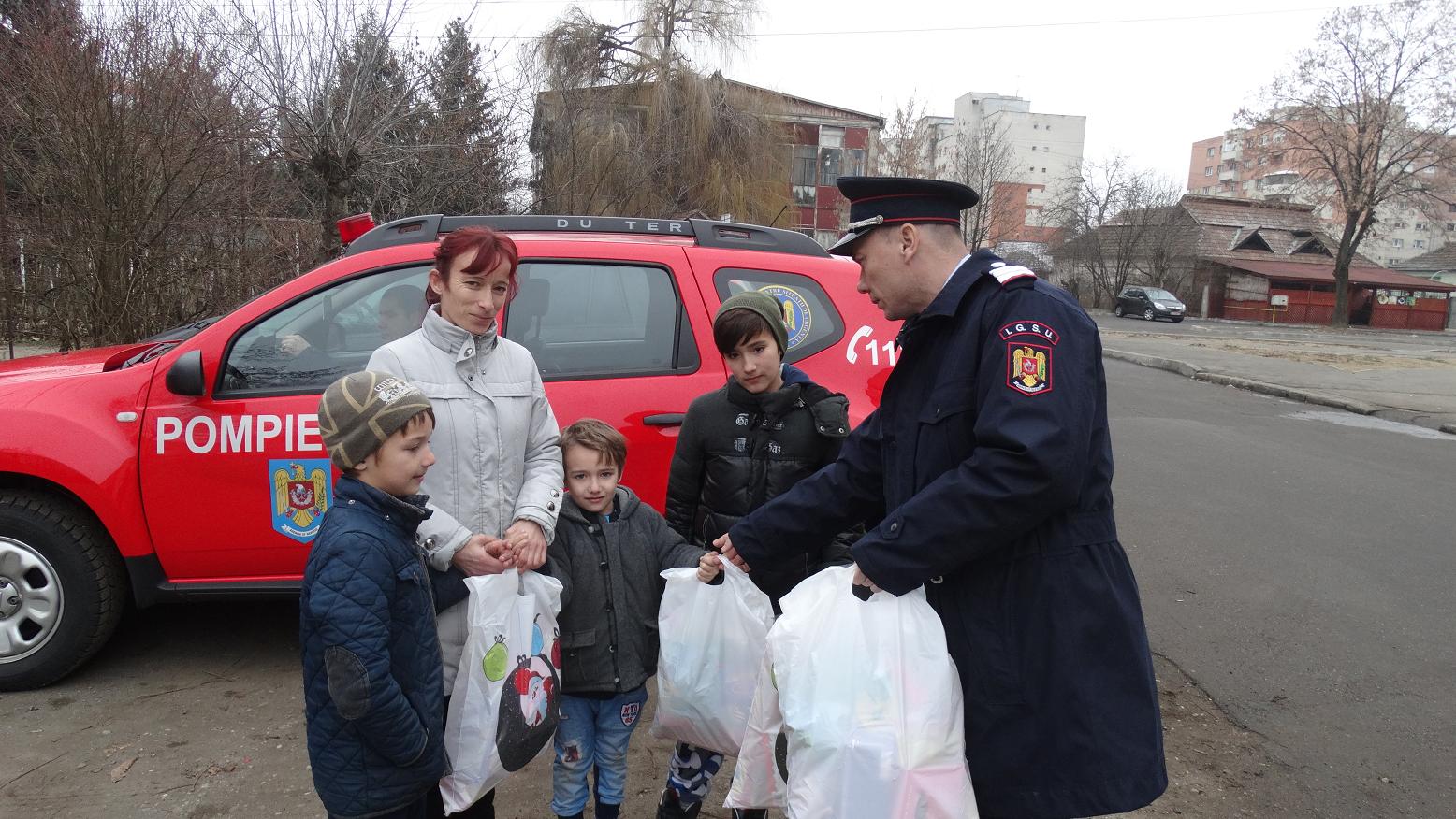 SUPEREROI. Pompierii sătmăreni au SALVAT Crăciunul pentru ZECI de copii (FOTOGALERIE)