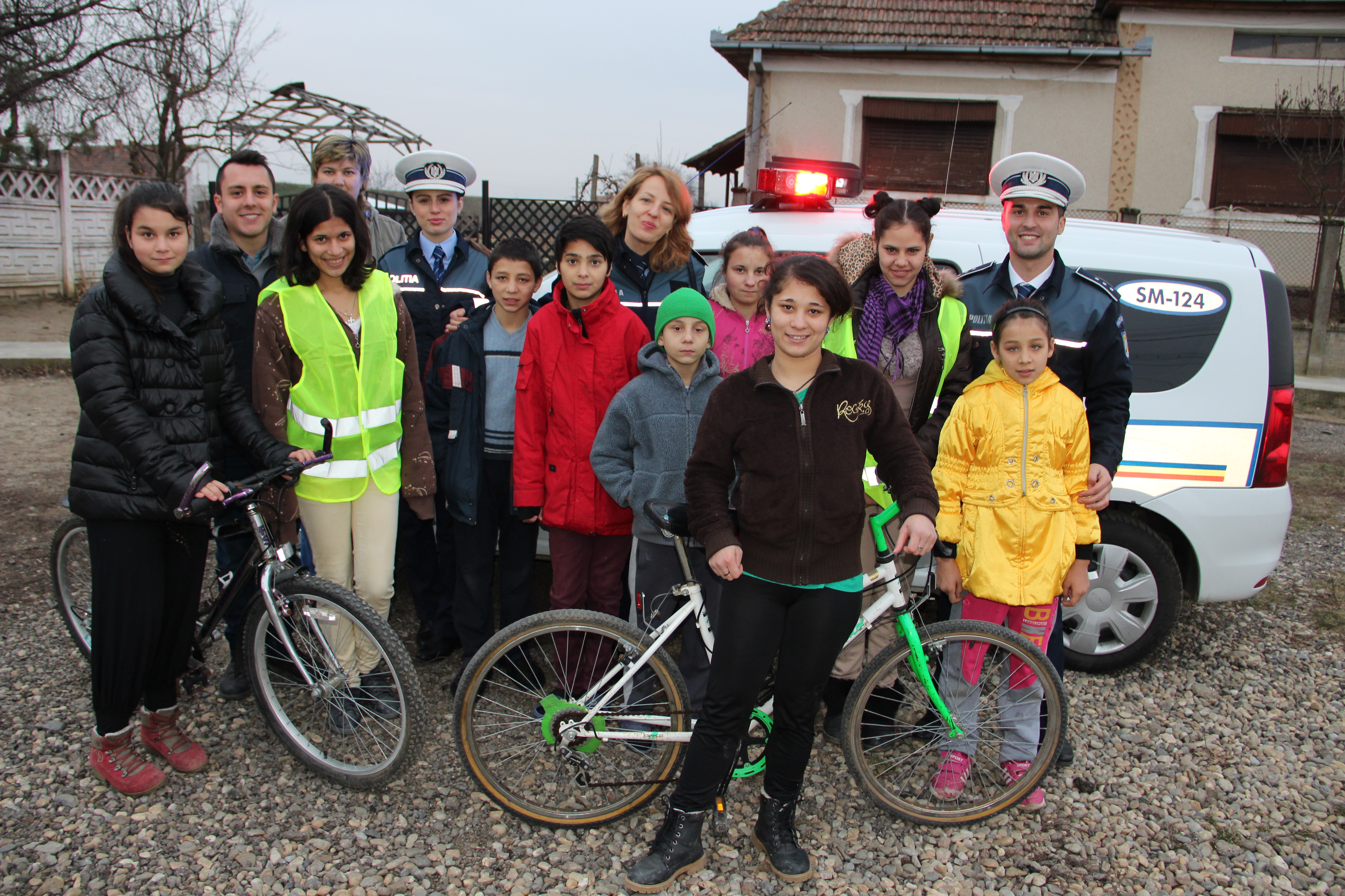 Moș Crăciun EXISTĂ! Biciclete pentru copiii din casele familiale din județ (FOTO&VIDEO)
