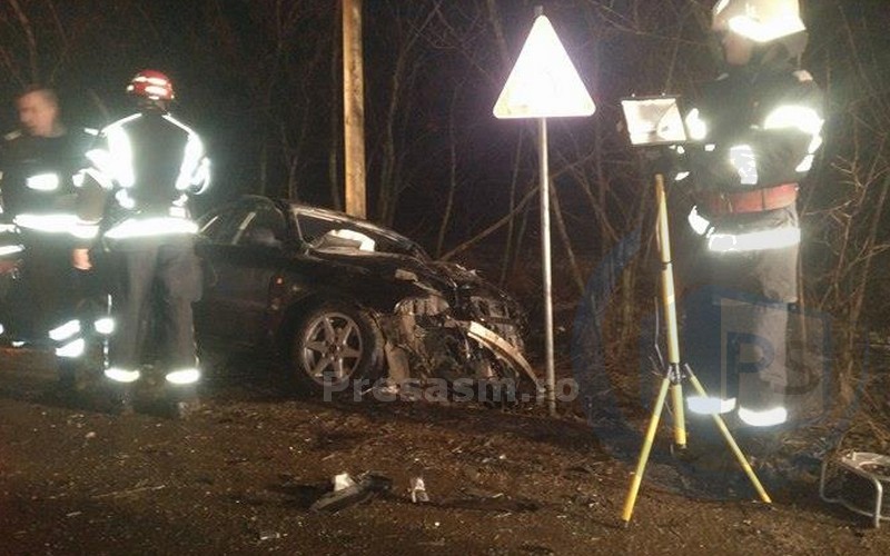 Accident crunt în Satu Mare. Un bărbat beat a intrat cu mașina în copac. A rămas încarcerat
